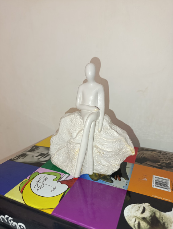 مجسمه انتظار صخره نشین